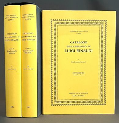 deux livres sont posés l'un à côté de l'autre sur une table