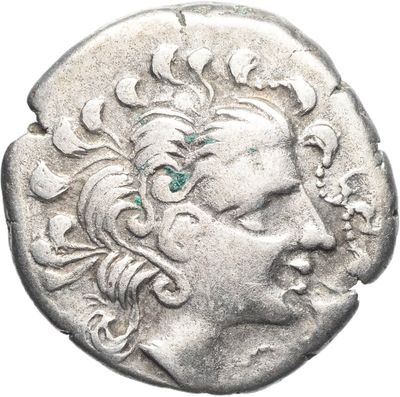 gros plan d'une pièce d'argent avec un visage dessus