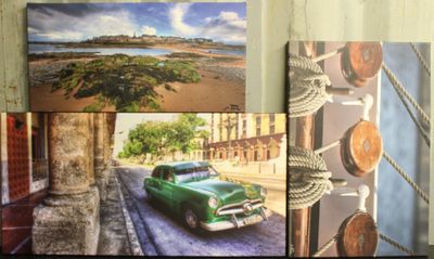 des photos de voitures anciennes accrochées au mur