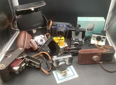 de nombreux modèles d'appareils photo exposés dans une vitrine