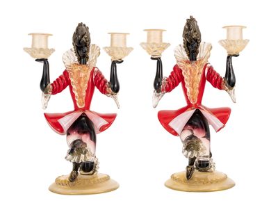 paire de figurines rouges et blanches représentant un homme et une femme tenant des bougies
