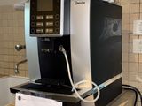 une machine à café posée sur un plan de travail dans une salle de bains