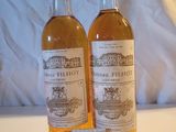 deux bouteilles d'alcool posées l'une à côté de l'autre sur une table