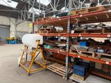 un grand rayonnage de stockage sur lequel sont posés de nombreux articles