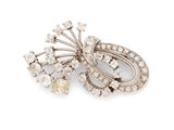 une photo représentant une paire de broches en diamant et en or blanc