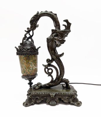 une image représentant une lampe posée sur un pied orné d'un dragon