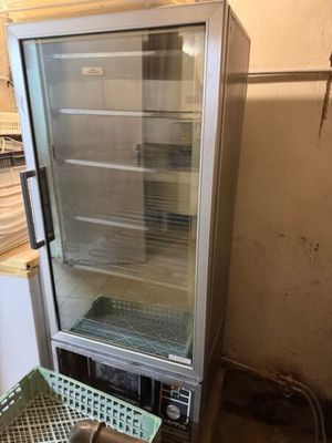 une image d'un réfrigérateur commercial dans une cuisine