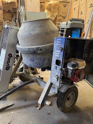 une bétonnière posée sur un chariot dans un garage