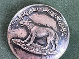une pièce d'argent sur laquelle est représenté un chien