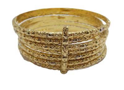 des bracelets plaqués or, ornés chacun d'une libellule