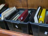 beaucoup de livres dans les bacs posés sur l'étagère