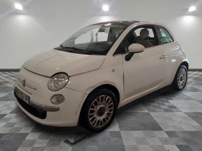 la photo d'une petite voiture blanche garée dans un garage