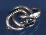 une bague en argent sertie d'une pierre verte et blanche
