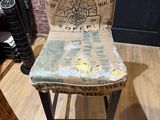 une chaise posée devant un mur de briques
