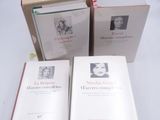 plusieurs livres sont empilés sur une table