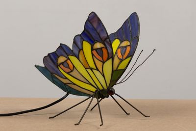 une lampe en forme de papillon posée sur une table