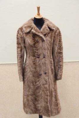 Z. JOSEPH à Grenoble. Manteau de fourrure de dame à double b…