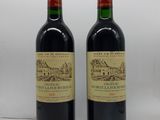 deux bouteilles de vin posées l'une à côté de l'autre sur une table