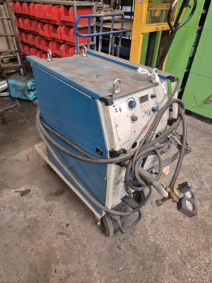 une machine posée sur le sol dans le garage