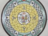 une assiette ornée d'un motif jaune et bleu