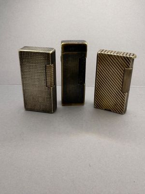 trois types différents de briquets posés sur une surface blanche