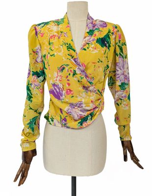 un t-shirt jaune pour femme, orné d'un imprimé floral