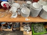 de nombreuses assiettes et tasses posées sur une table dans un magasin