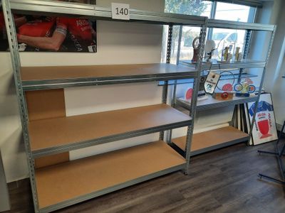 une étagère sur laquelle sont posés de nombreux livres