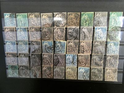 une photo d'une collection de timbres exposée dans une vitrine