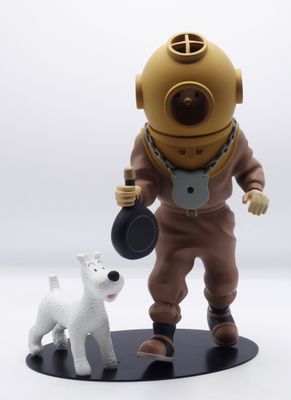 une figurine représentant un homme en combinaison de plongée et un chien
