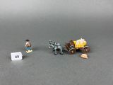 une petite figurine représentant un homme et une calèche