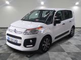 la petite voiture blanche est garée sur un carrelage à carreaux