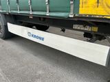 un camion garé sur le côté de la route