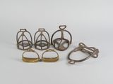 un ensemble composé de cinq bagues différentes et d'un porte-bagues
