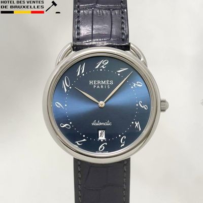 gros plan d'une montre-bracelet avec un cadran bleu