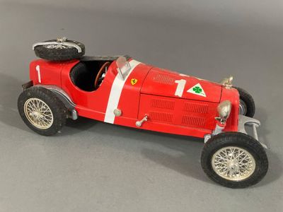 une petite voiture rouge posée sur une table