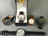 Plusieurs montres différentes sont posées dans une boîte sur une table