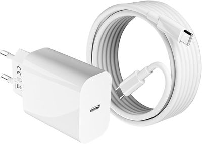 une image représentant un chargeur blanc auquel est branché un câble