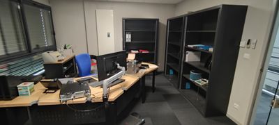 Contenu de la pièce comprenant un bureau, un ordinateur et son écran,  - Photo 1