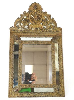 une personne en train de prendre une photo d'un miroir avec son téléphone portable