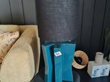 une lampe posée sur une table à côté d'un canapé