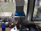 une machine posée sur une table devant une fenêtre