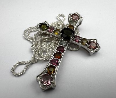 croix en argent massif sertie de pierres multicolores, montée sur une chaîne