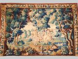 une image d'une tapisserie accrochée au mur d'une pièce