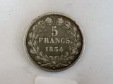 gros plan d'une pièce de monnaie sur une surface blanche avec une étiquette de prix