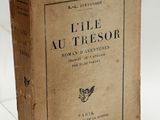 un vieux livre posé sur une table, à côté d'un verre