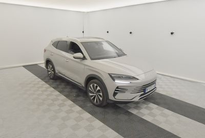 SUV Volkswagen Atlasca 2020 garé dans un garage au sol à damier