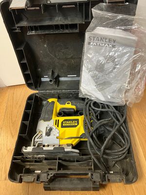 une image représentant une boîte à outils contenant un câble d'alimentation et un outil électrique