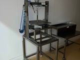 une machine posée sur une table dans une pièce