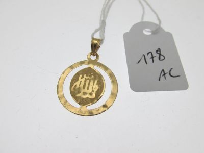 gros plan sur un collier en or portant une étiquette